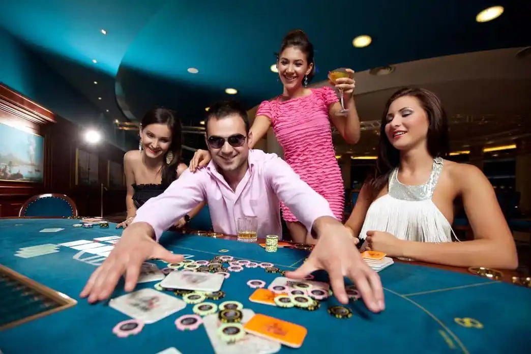 Dealer live casino profesional memandu permainan baccarat secara langsung